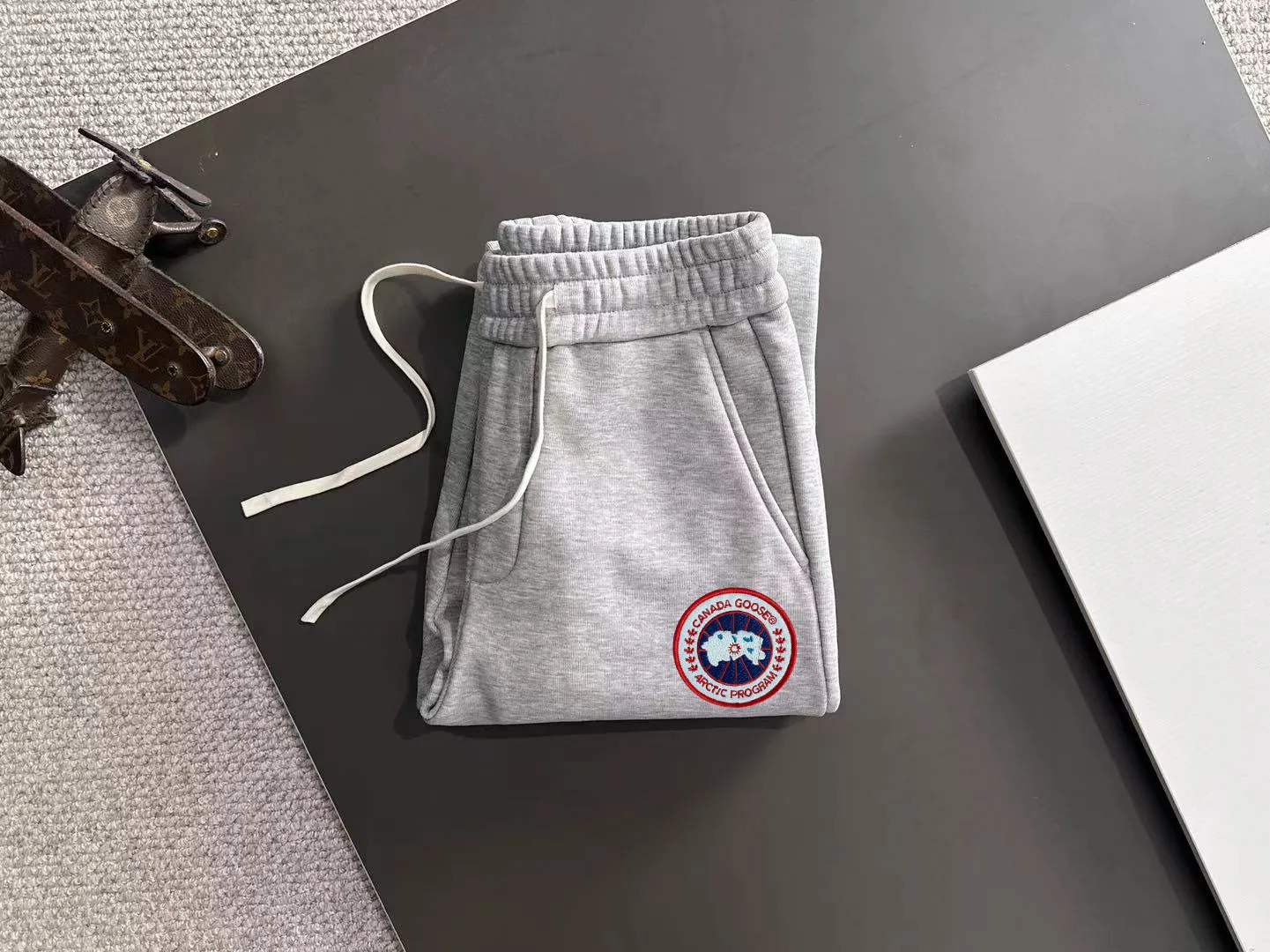 Next day shipment P360 Big Goose 2025 new winter elastic band casual pants, thick velvet counter-customized fabric, high breathability and comfort, impeccable details, brand element design concept, reflecting high quality. It feels delicate and soft! It presents a casual cut and the upper body shape is great! Size: M-4XL